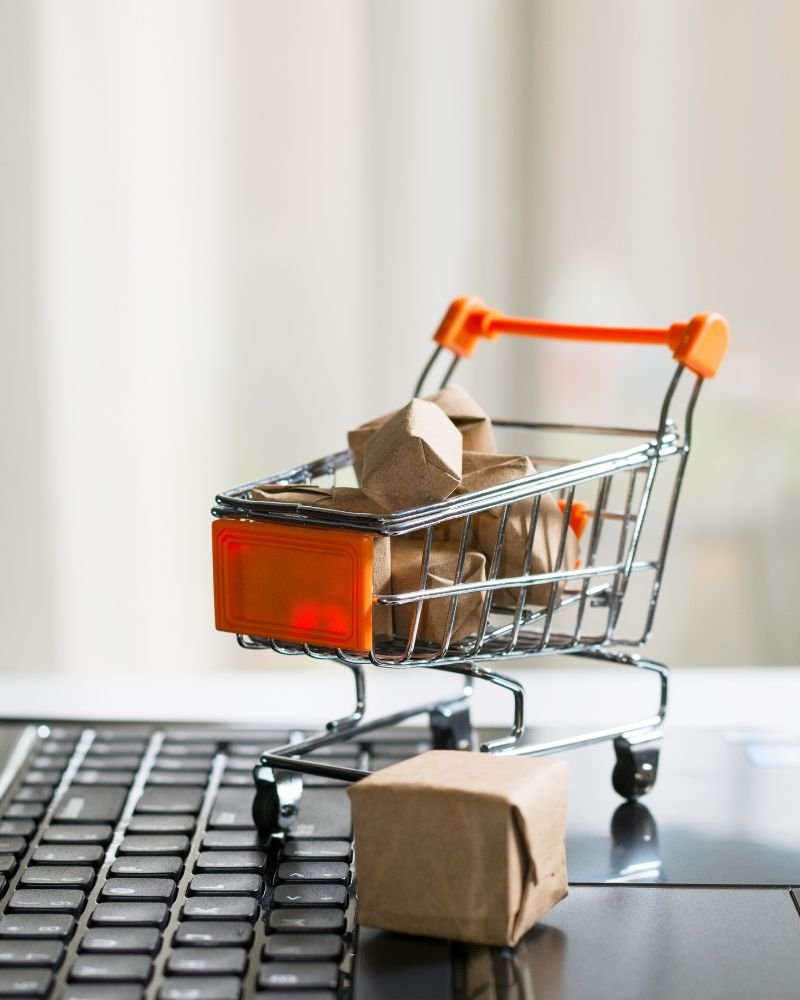 the image show a shopping trolley in laptop