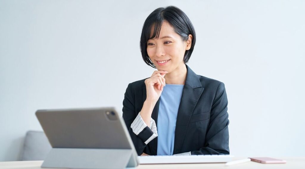 a women smile to read the engaging content